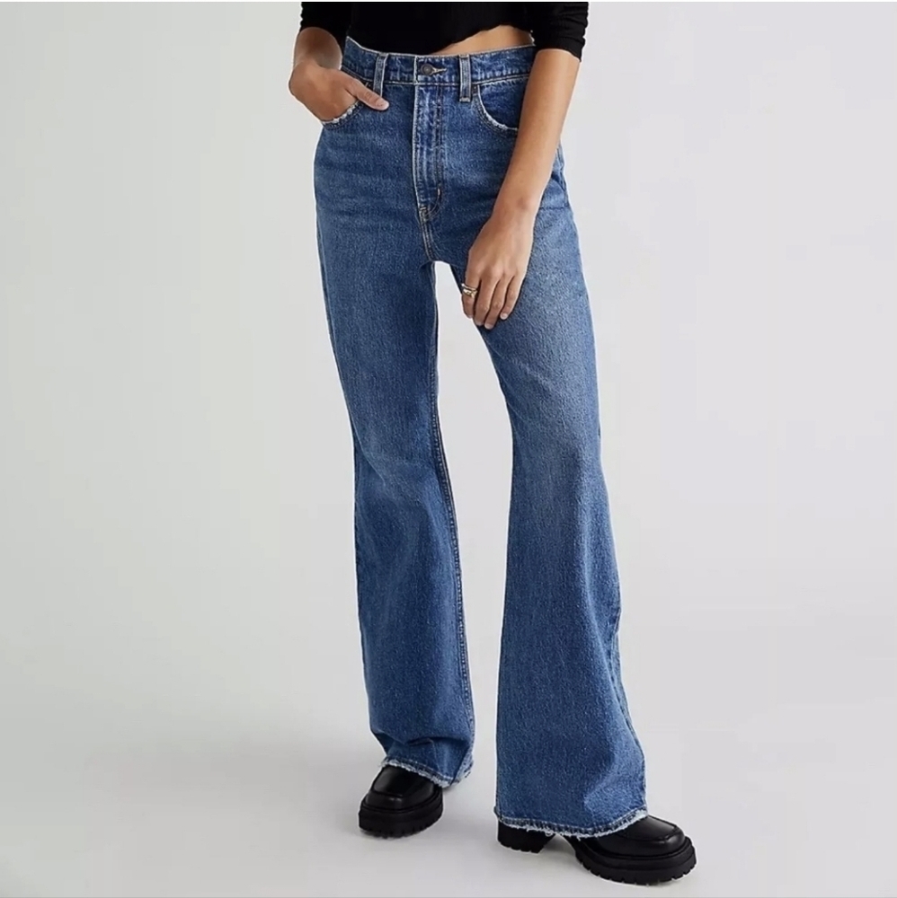 Levi's High-Rise Flare Jeans Distressed Size 31 NWT